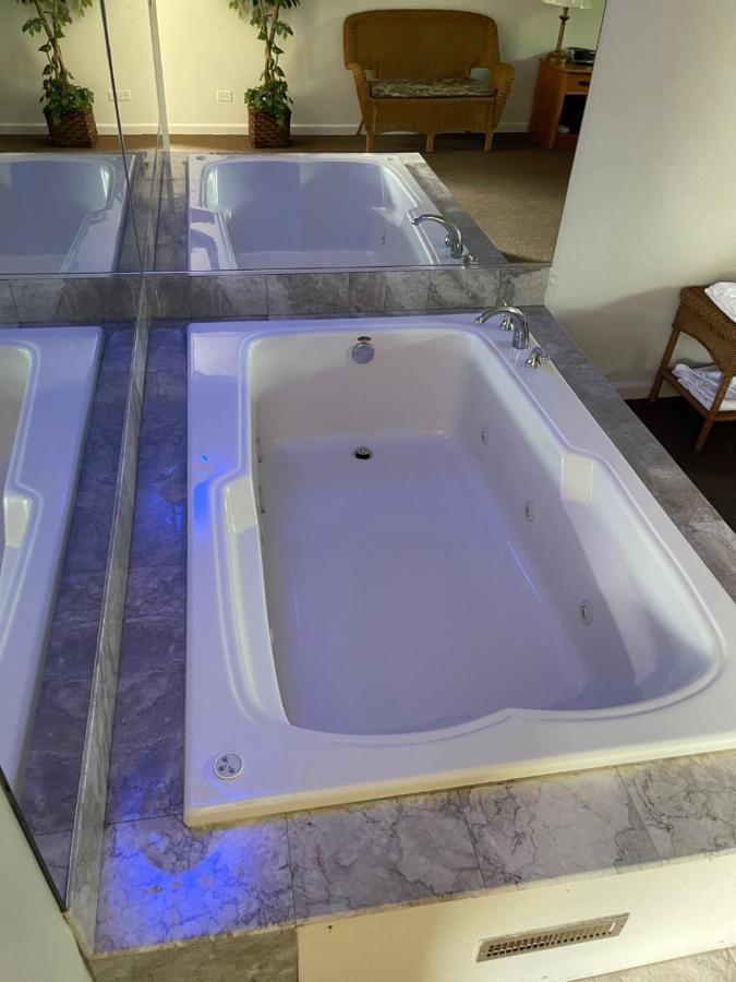 Vibe Inn - Whirlpools Suites - Lyons Extérieur photo