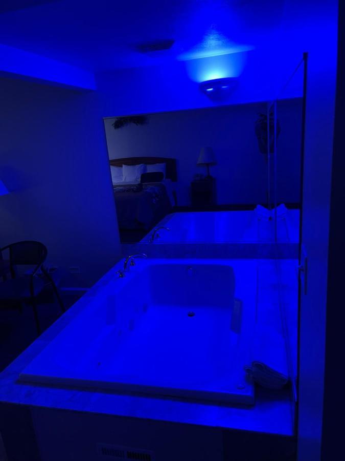 Vibe Inn - Whirlpools Suites - Lyons Extérieur photo