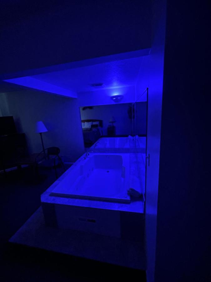 Vibe Inn - Whirlpools Suites - Lyons Extérieur photo